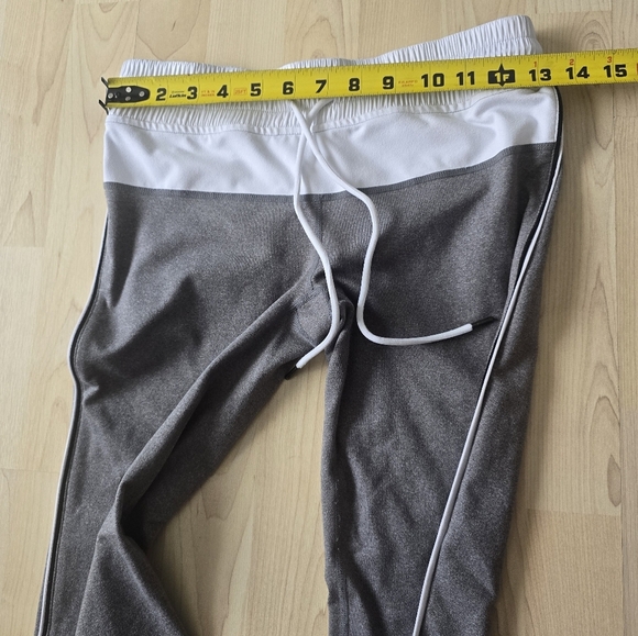 Fabletics Gray and White Capri Leggings Size Small - Picture 6 of 8